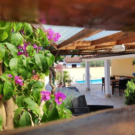 Holiday Home "Mala Kuca " With Heated Pool Pula Dış mekan fotoğraf