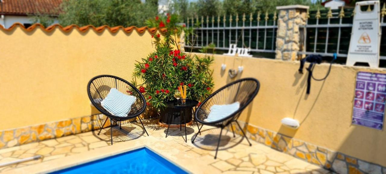 Holiday Home "Mala Kuca " With Heated Pool Pula Dış mekan fotoğraf