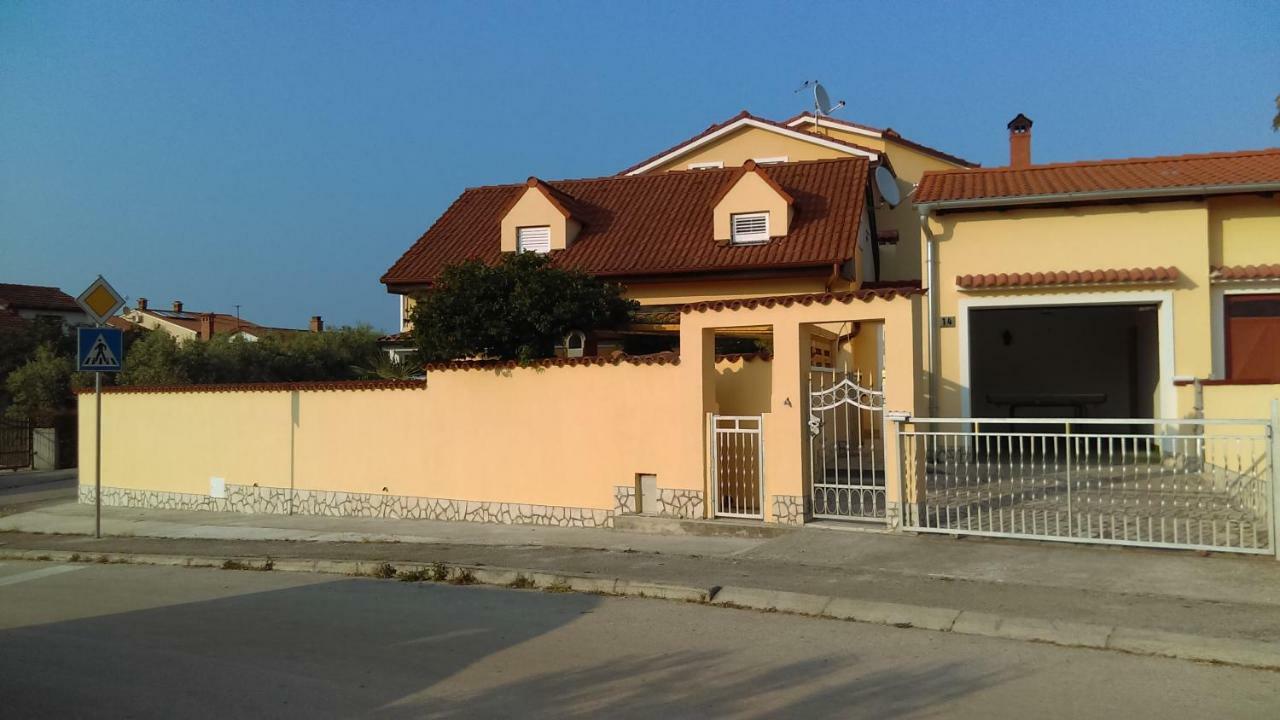 Holiday Home "Mala Kuca " With Heated Pool Pula Dış mekan fotoğraf
