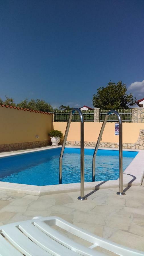 Holiday Home "Mala Kuca " With Heated Pool Pula Dış mekan fotoğraf