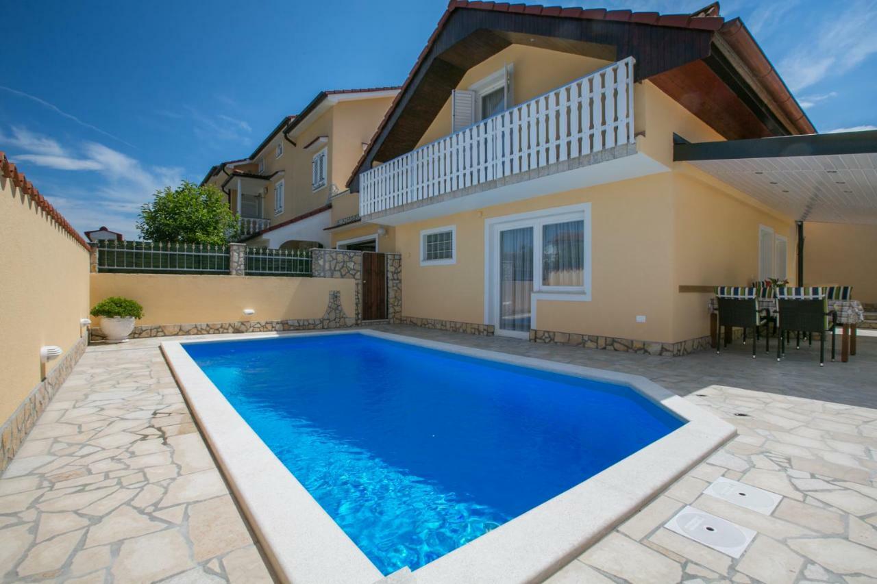 Holiday Home "Mala Kuca " With Heated Pool Pula Dış mekan fotoğraf